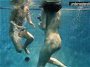 2 sexy amateurs showcasing their bods off under water